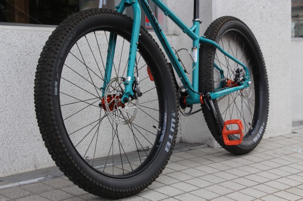 26plusの極太タイヤを付けるために サーリー トロールのプチカスタム 広島の自転車ショップ ファットバイク シングルスピード ロングテール バイク シクロクロス ハンドメイドフレームなど Grumpy グランピー